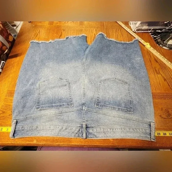 Torrid Denim Distressed Jeans Shorts Blue Plus Size 28 - Picture 2 of 8